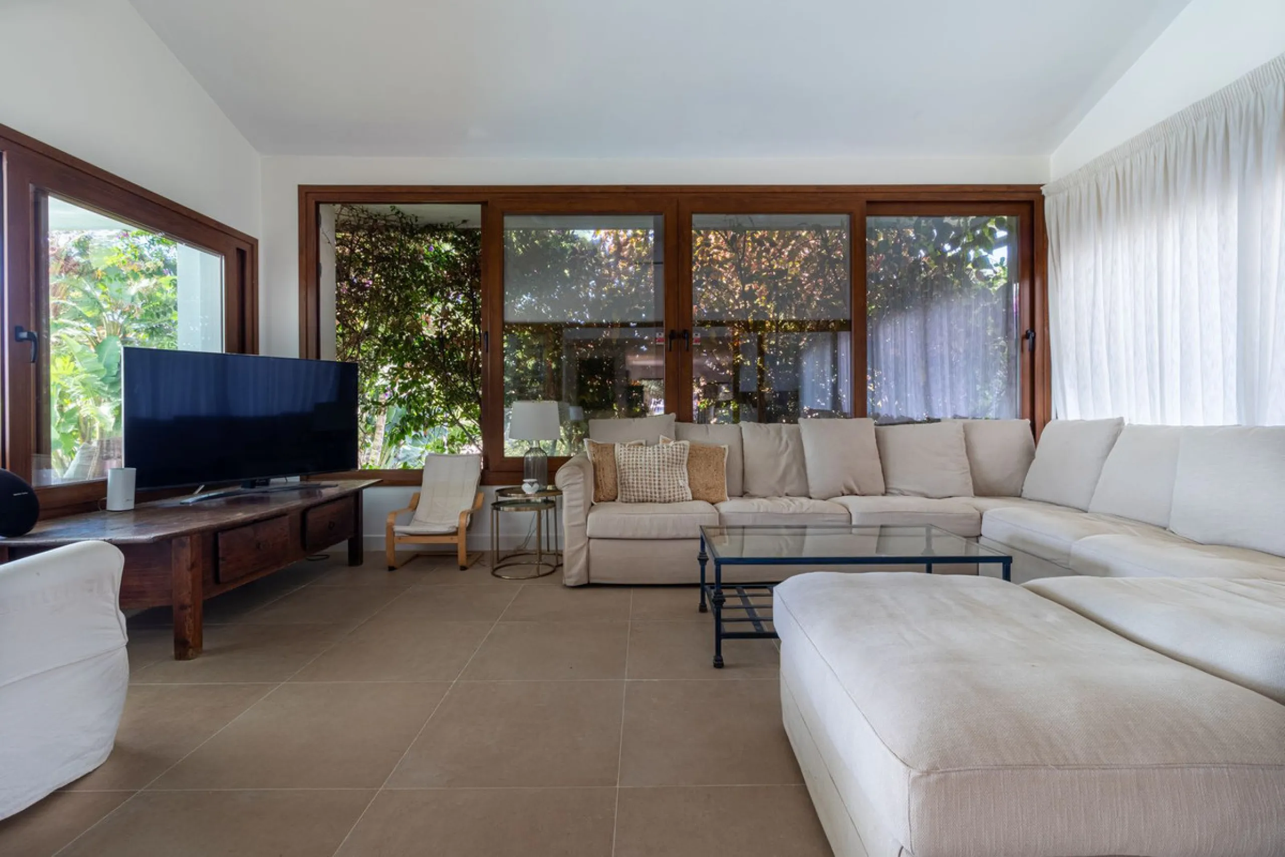 **Panoramic 6-Bedroom Villa with Protected Green Border & 2,100 m² Plot – El Higuerón / El Majadal**