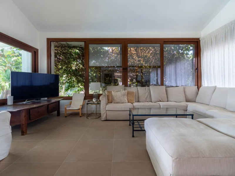 **Panoramic 6-Bedroom Villa with Protected Green Border & 2,100 m² Plot – El Higuerón / El Majadal**