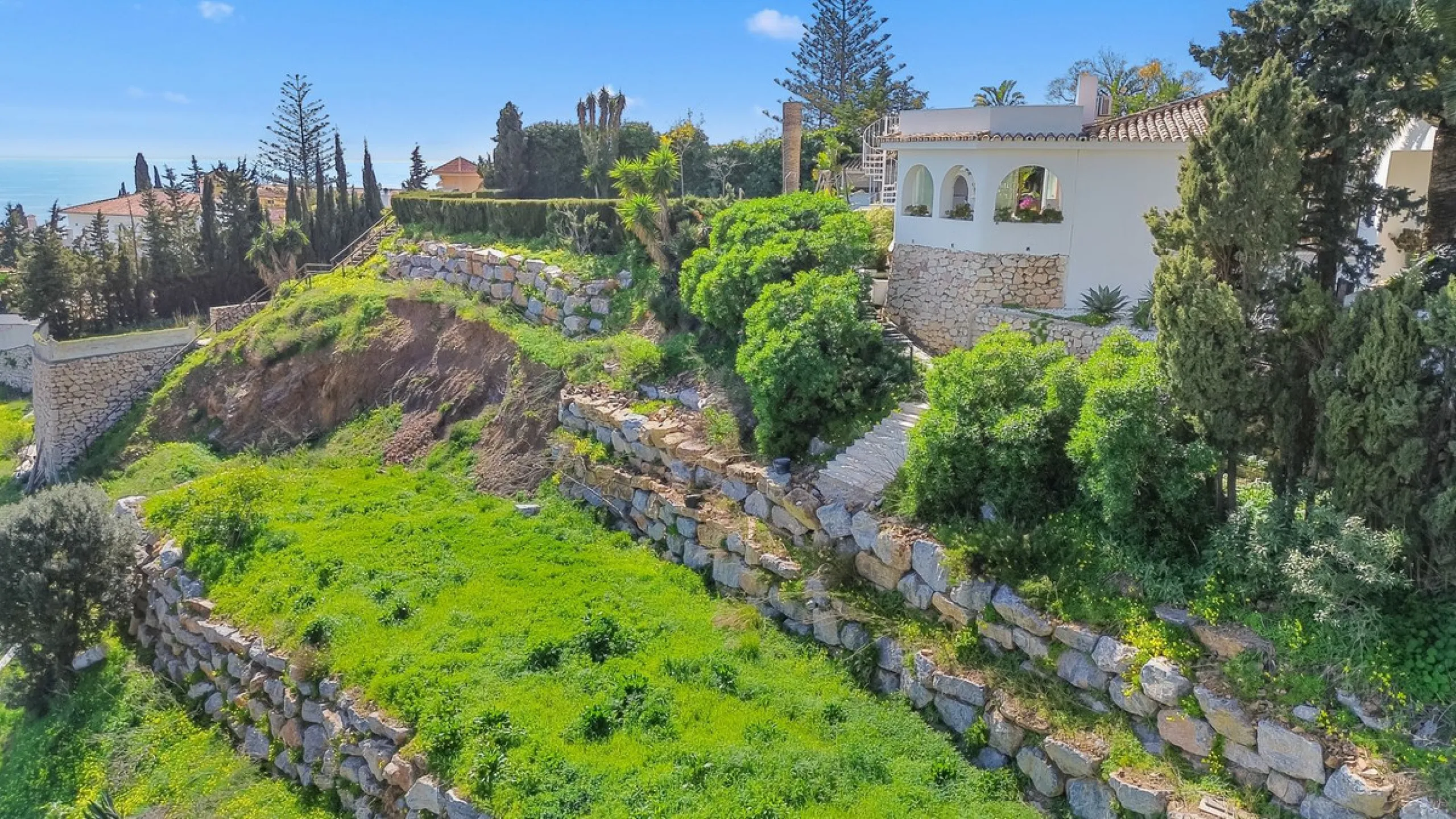 **Panoramic 6-Bedroom Villa with Protected Green Border & 2,100 m² Plot – El Higuerón / El Majadal**
