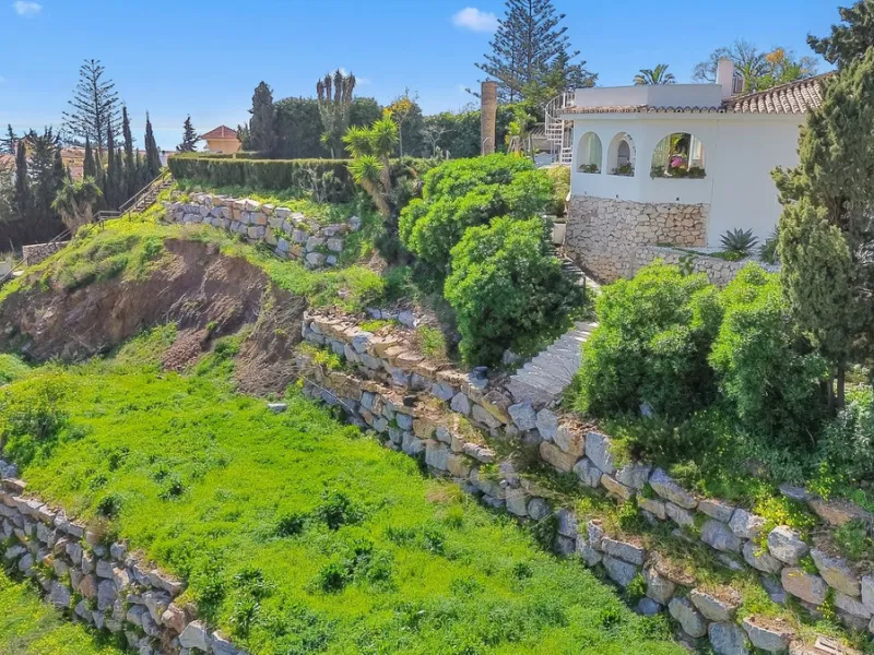 **Panoramic 6-Bedroom Villa with Protected Green Border & 2,100 m² Plot – El Higuerón / El Majadal**