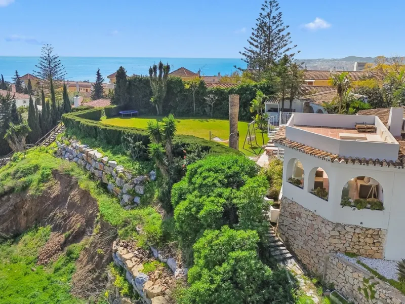 **Panoramic 6-Bedroom Villa with Protected Green Border & 2,100 m² Plot – El Higuerón / El Majadal**