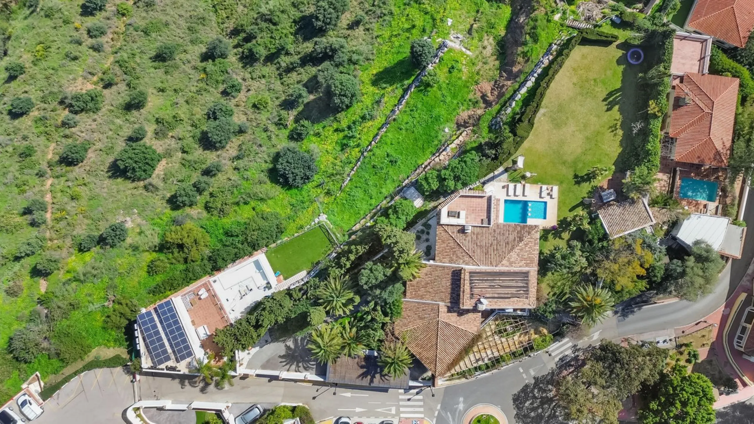 **Panoramic 6-Bedroom Villa with Protected Green Border & 2,100 m² Plot – El Higuerón / El Majadal**