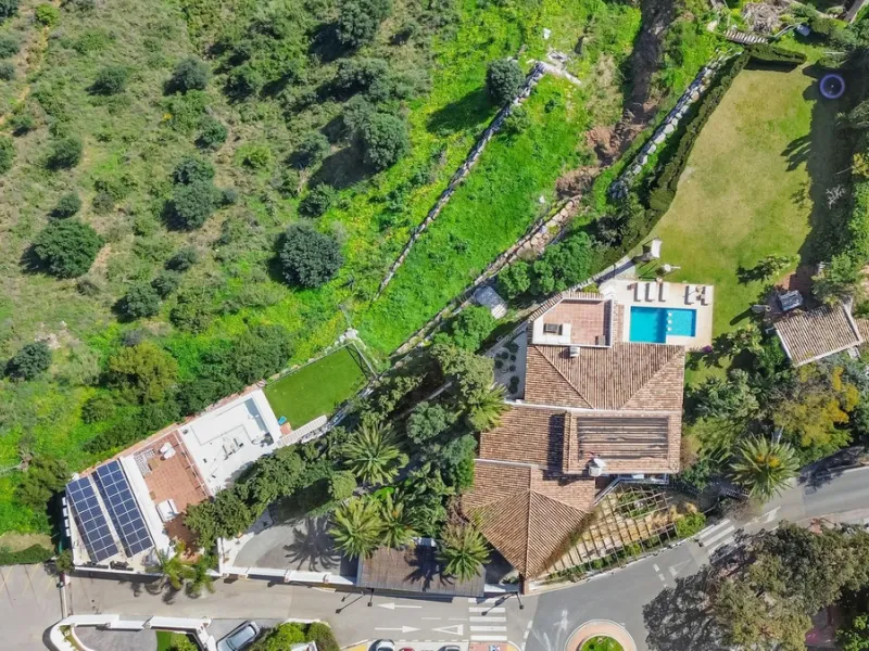 **Panoramic 6-Bedroom Villa with Protected Green Border & 2,100 m² Plot – El Higuerón / El Majadal**