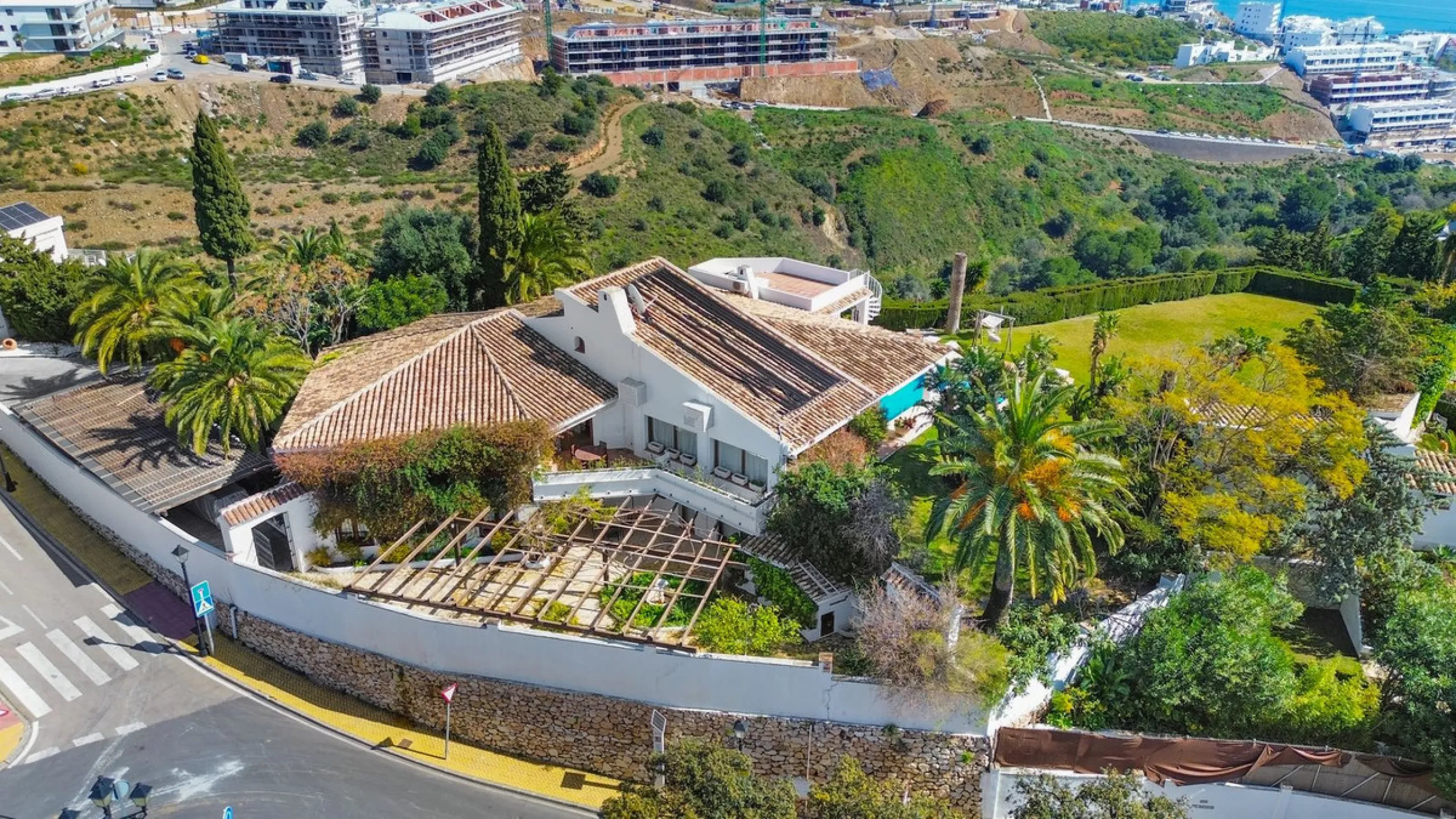**Panoramic 6-Bedroom Villa with Protected Green Border & 2,100 m² Plot – El Higuerón / El Majadal**