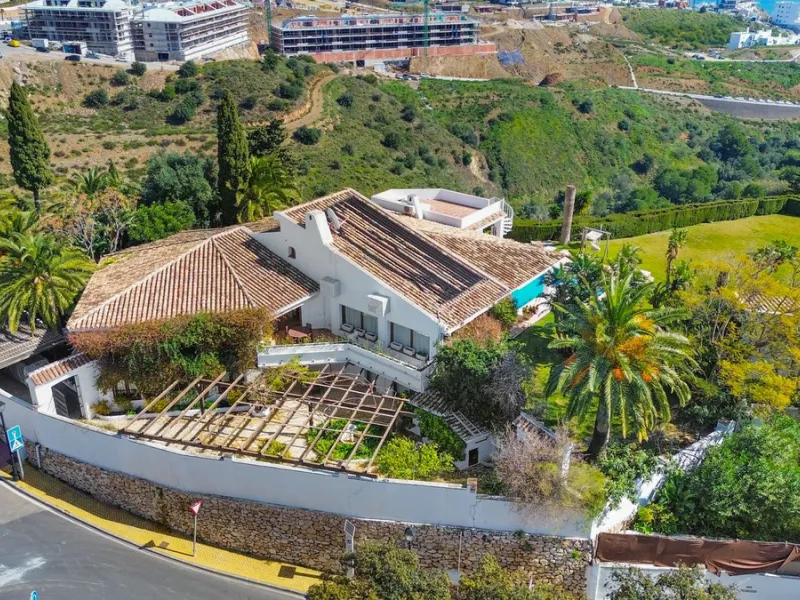 **Panoramic 6-Bedroom Villa with Protected Green Border & 2,100 m² Plot – El Higuerón / El Majadal**