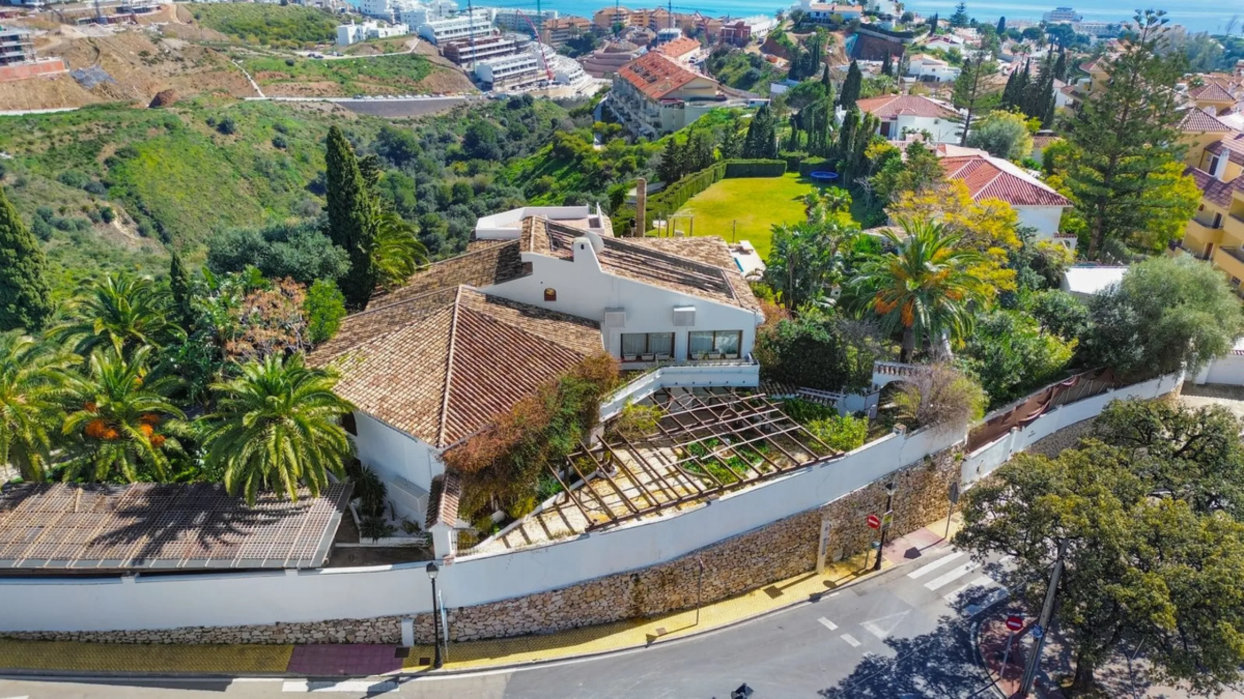 **Panoramic 6-Bedroom Villa with Protected Green Border & 2,100 m² Plot – El Higuerón / El Majadal**