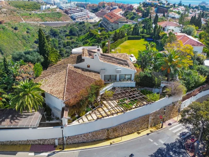 **Panoramic 6-Bedroom Villa with Protected Green Border & 2,100 m² Plot – El Higuerón / El Majadal**