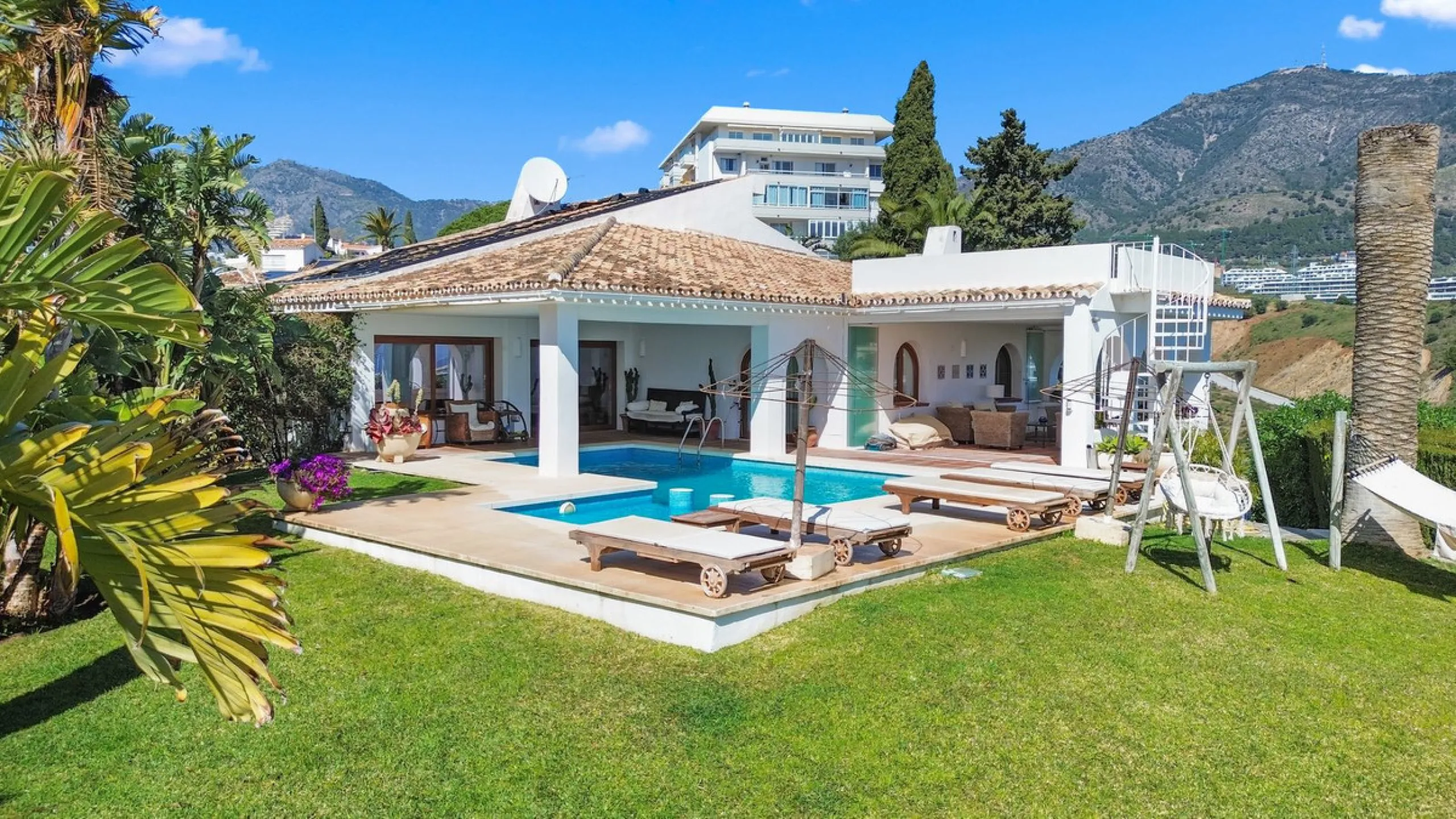 **Panoramic 6-Bedroom Villa with Protected Green Border & 2,100 m² Plot – El Higuerón / El Majadal**