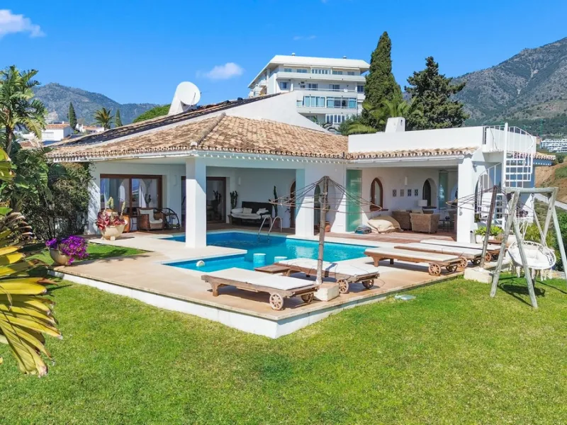 **Panoramic 6-Bedroom Villa with Protected Green Border & 2,100 m² Plot – El Higuerón / El Majadal**