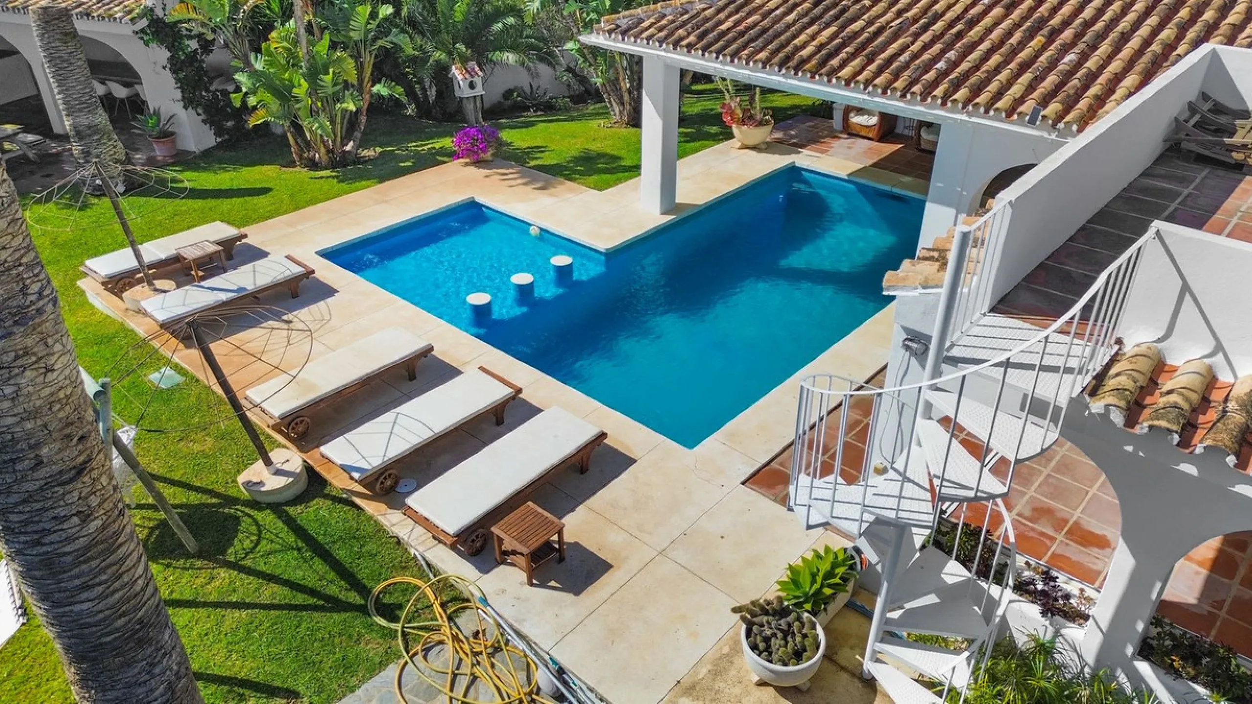**Panoramic 6-Bedroom Villa with Protected Green Border & 2,100 m² Plot – El Higuerón / El Majadal**