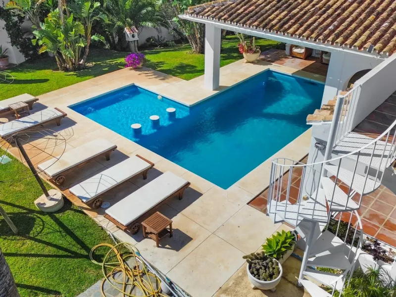 **Panoramic 6-Bedroom Villa with Protected Green Border & 2,100 m² Plot – El Higuerón / El Majadal**