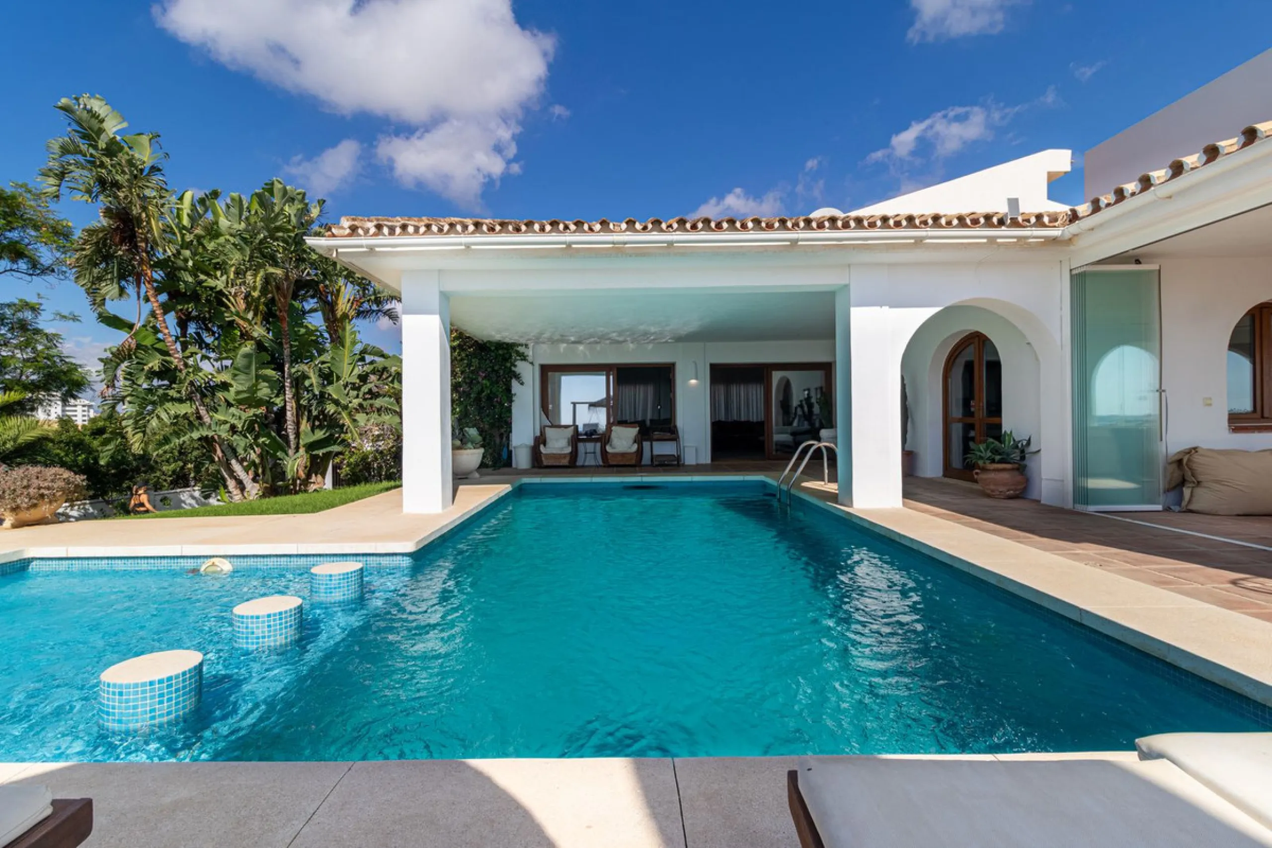 **Panoramic 6-Bedroom Villa with Protected Green Border & 2,100 m² Plot – El Higuerón / El Majadal**