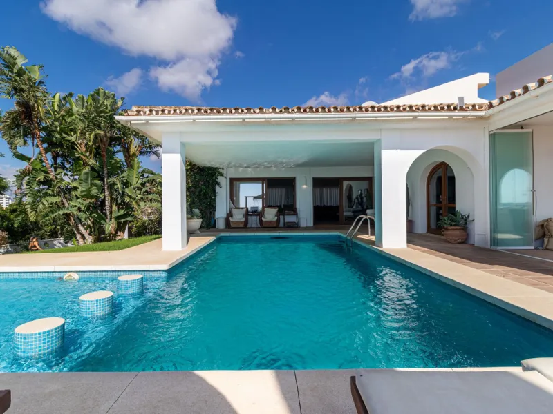 **Panoramic 6-Bedroom Villa with Protected Green Border & 2,100 m² Plot – El Higuerón / El Majadal**