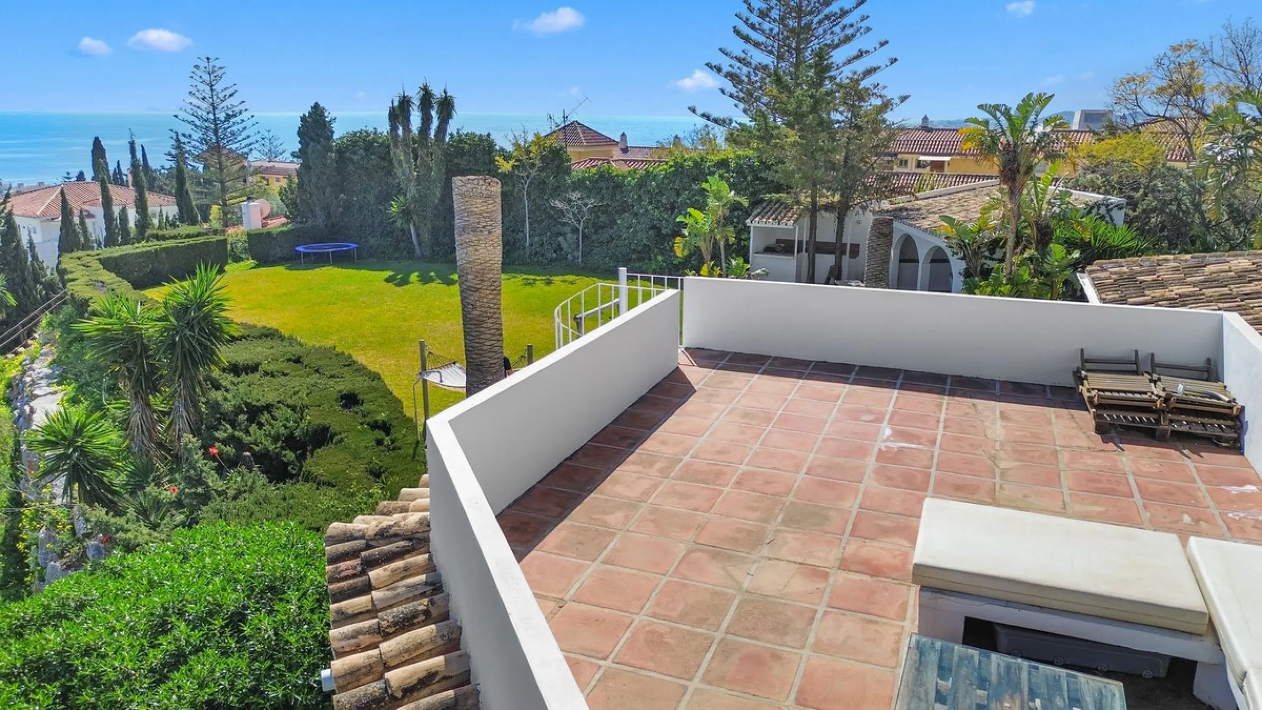 **Panoramic 6-Bedroom Villa with Protected Green Border & 2,100 m² Plot – El Higuerón / El Majadal**