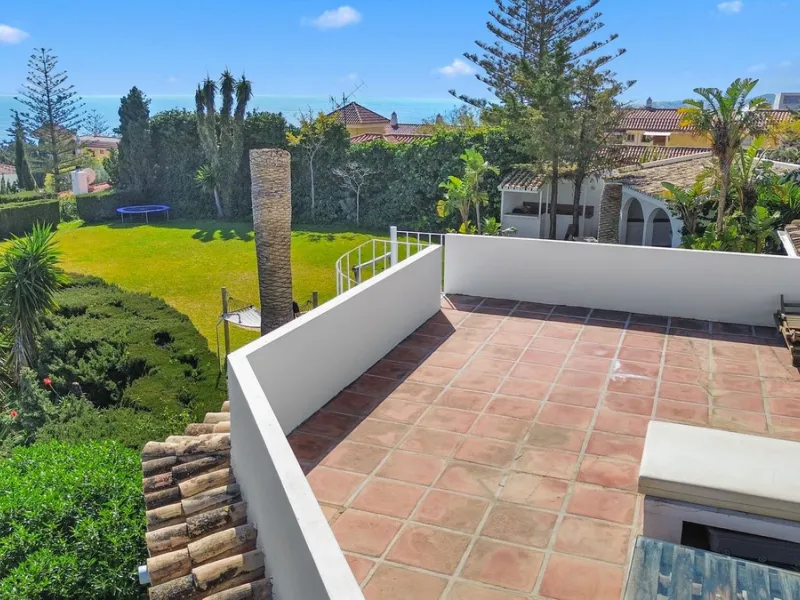 **Panoramic 6-Bedroom Villa with Protected Green Border & 2,100 m² Plot – El Higuerón / El Majadal**