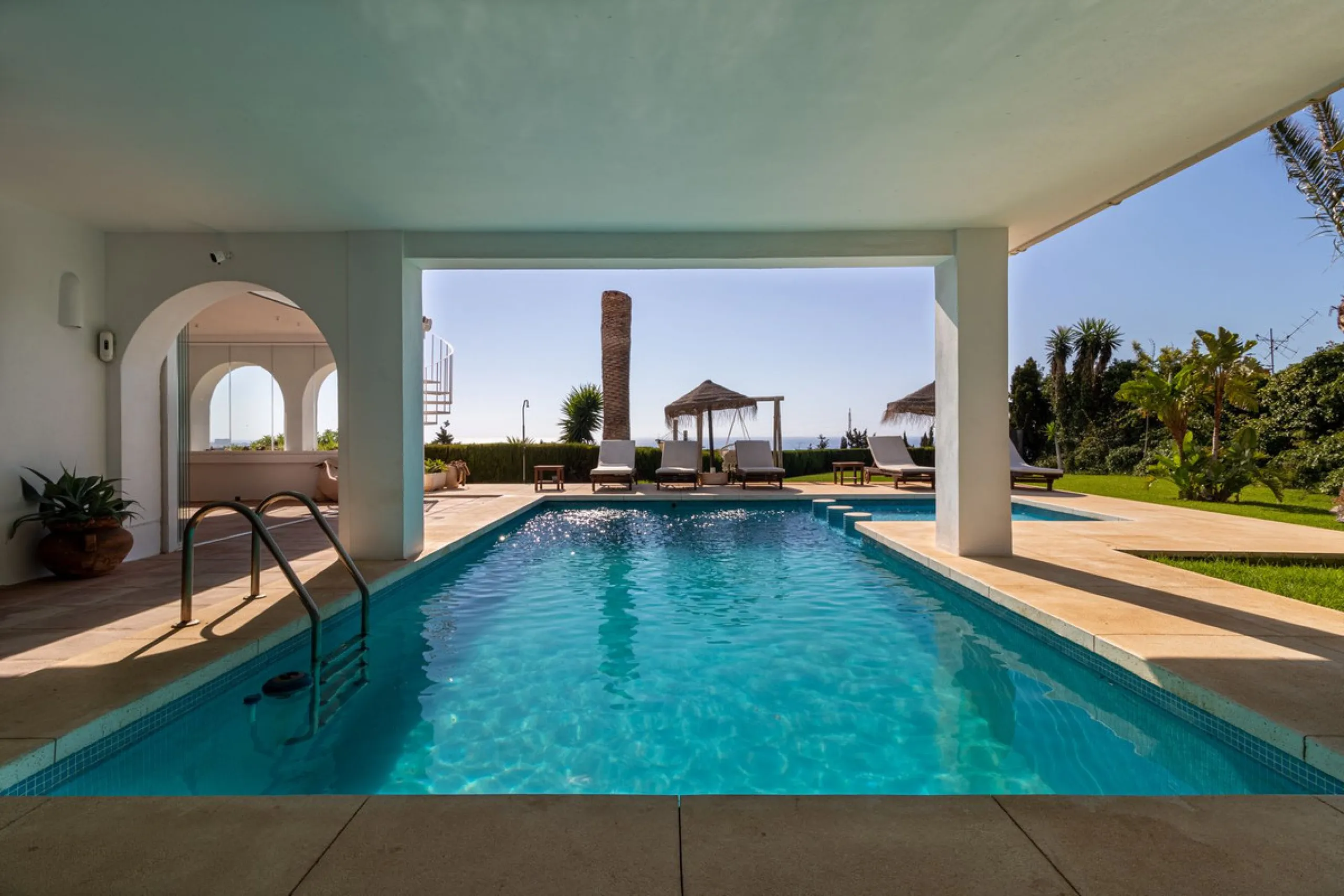**Panoramic 6-Bedroom Villa with Protected Green Border & 2,100 m² Plot – El Higuerón / El Majadal**
