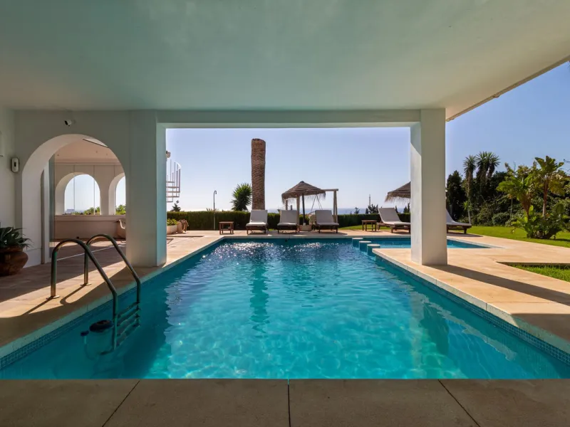 **Panoramic 6-Bedroom Villa with Protected Green Border & 2,100 m² Plot – El Higuerón / El Majadal**