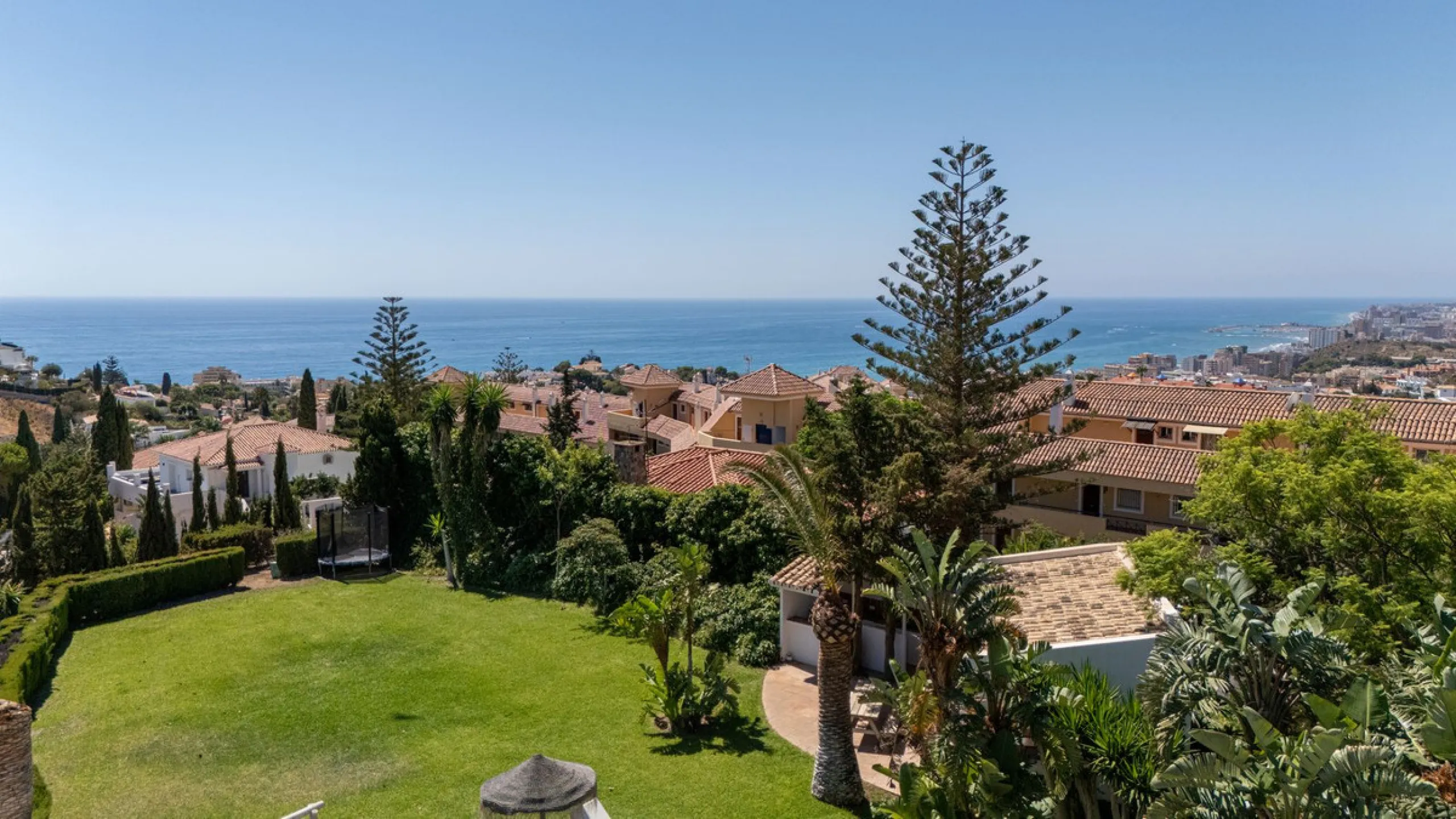 **Panoramic 6-Bedroom Villa with Protected Green Border & 2,100 m² Plot – El Higuerón / El Majadal**
