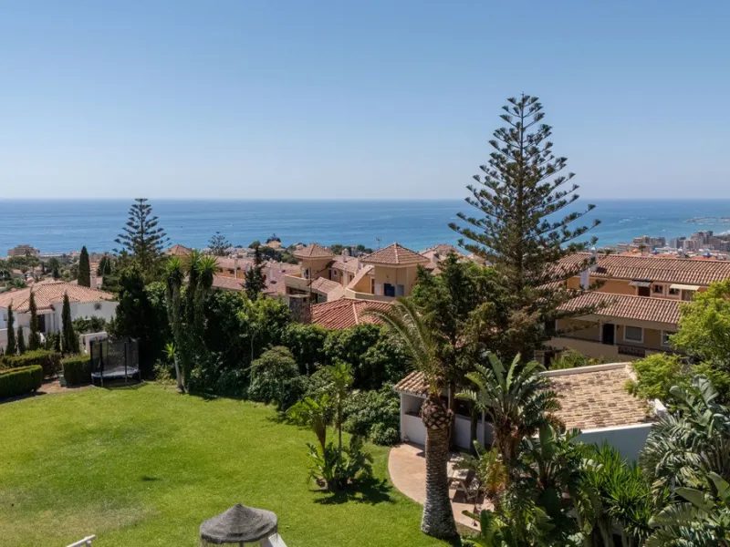 **Panoramic 6-Bedroom Villa with Protected Green Border & 2,100 m² Plot – El Higuerón / El Majadal**