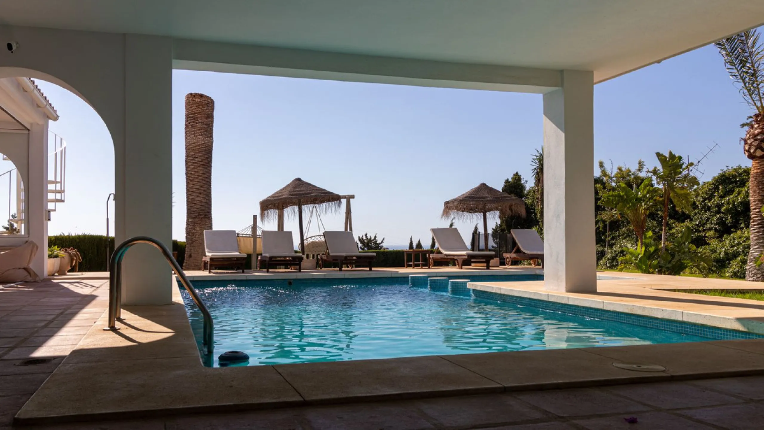 **Panoramic 6-Bedroom Villa with Protected Green Border & 2,100 m² Plot – El Higuerón / El Majadal**