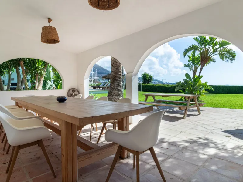 **Panoramic 6-Bedroom Villa with Protected Green Border & 2,100 m² Plot – El Higuerón / El Majadal**