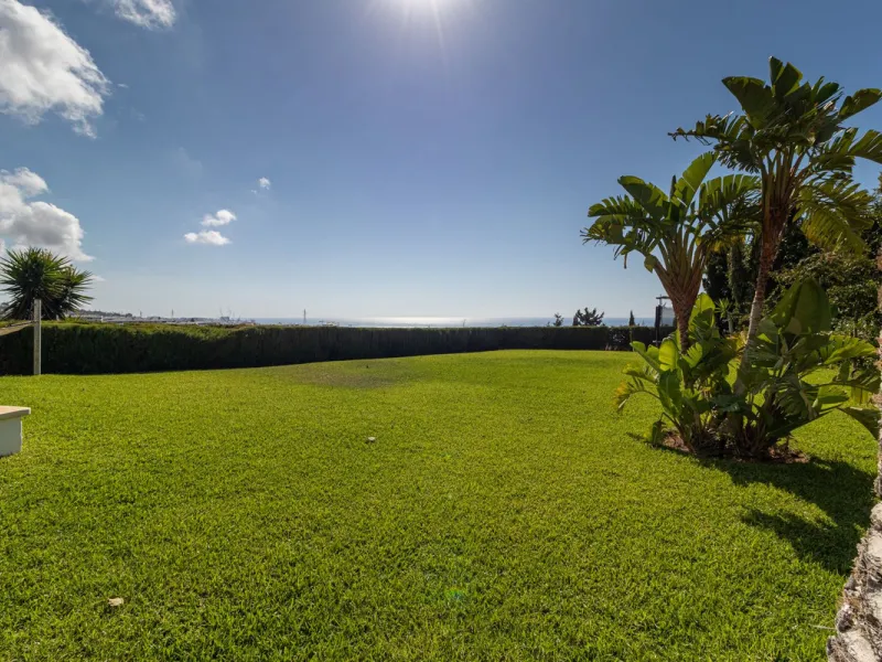 **Panoramic 6-Bedroom Villa with Protected Green Border & 2,100 m² Plot – El Higuerón / El Majadal**