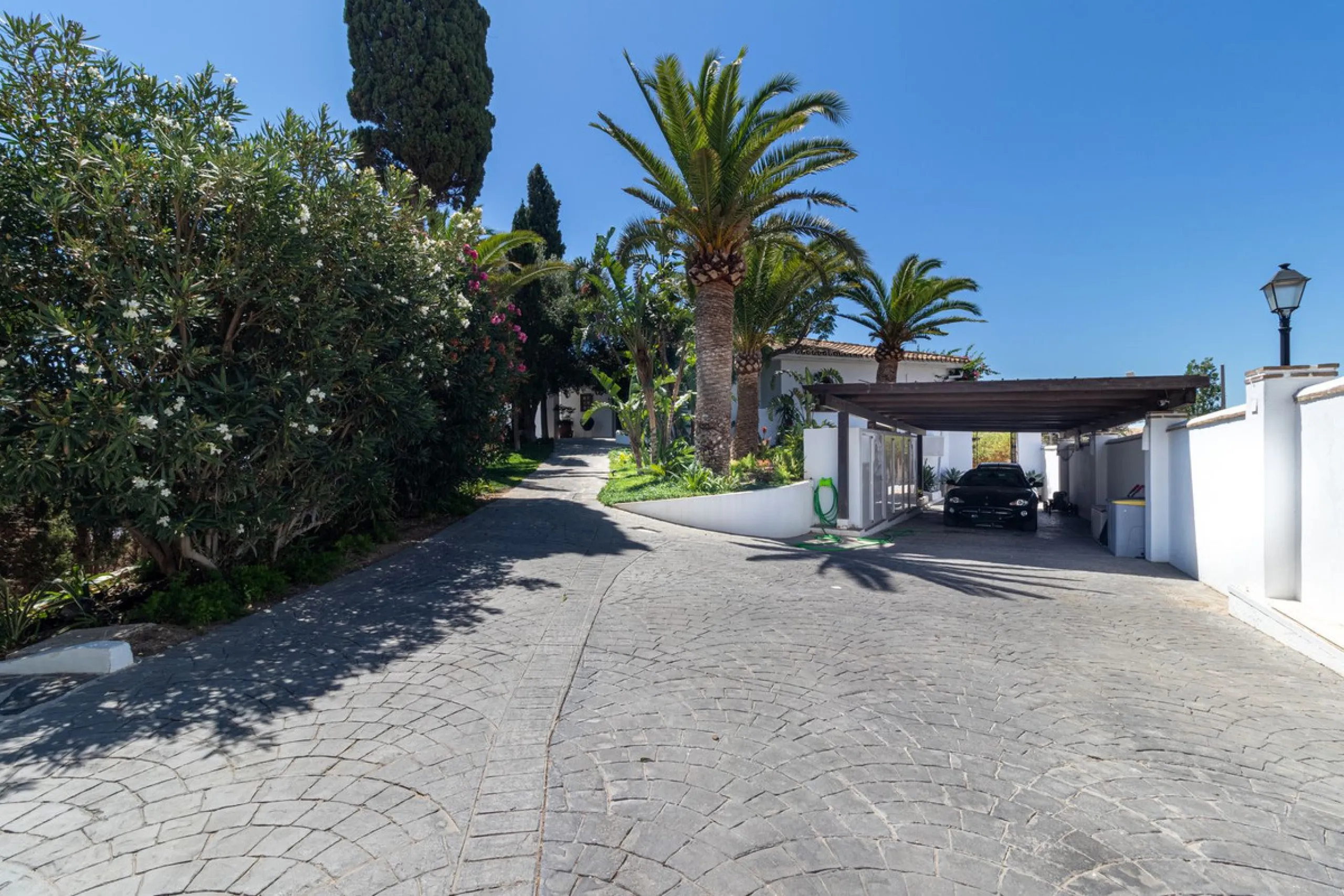 **Panoramic 6-Bedroom Villa with Protected Green Border & 2,100 m² Plot – El Higuerón / El Majadal**