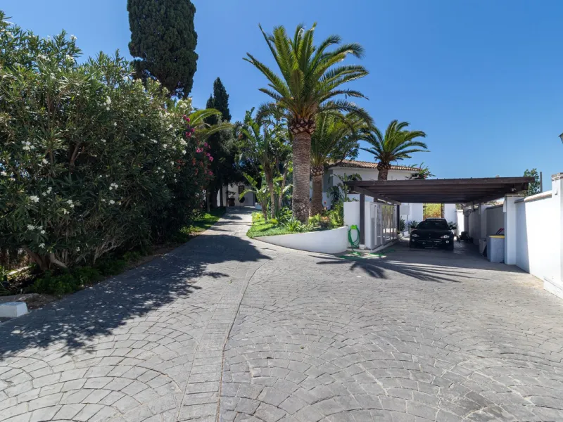 **Panoramic 6-Bedroom Villa with Protected Green Border & 2,100 m² Plot – El Higuerón / El Majadal**