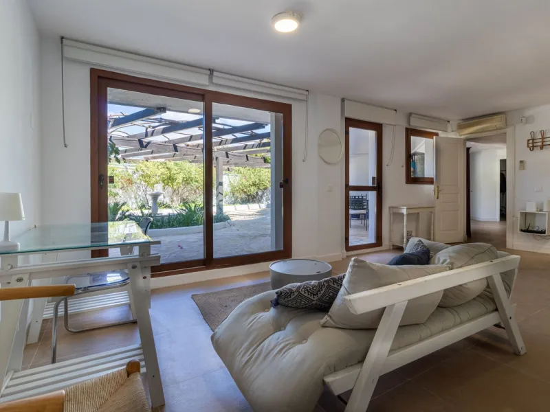 **Panoramic 6-Bedroom Villa with Protected Green Border & 2,100 m² Plot – El Higuerón / El Majadal**