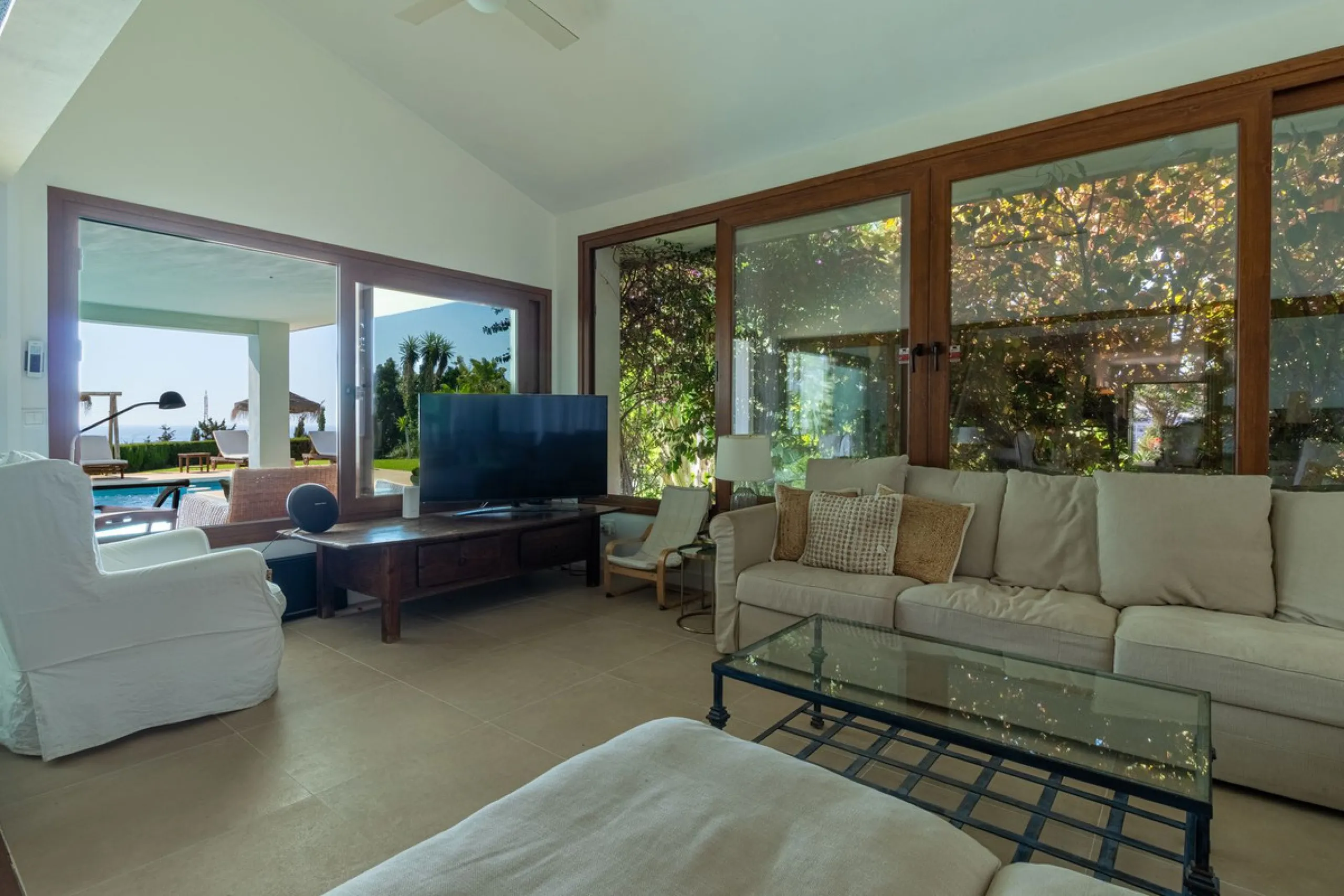**Panoramic 6-Bedroom Villa with Protected Green Border & 2,100 m² Plot – El Higuerón / El Majadal**