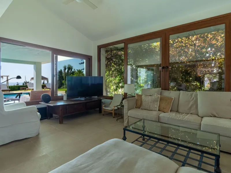 **Panoramic 6-Bedroom Villa with Protected Green Border & 2,100 m² Plot – El Higuerón / El Majadal**