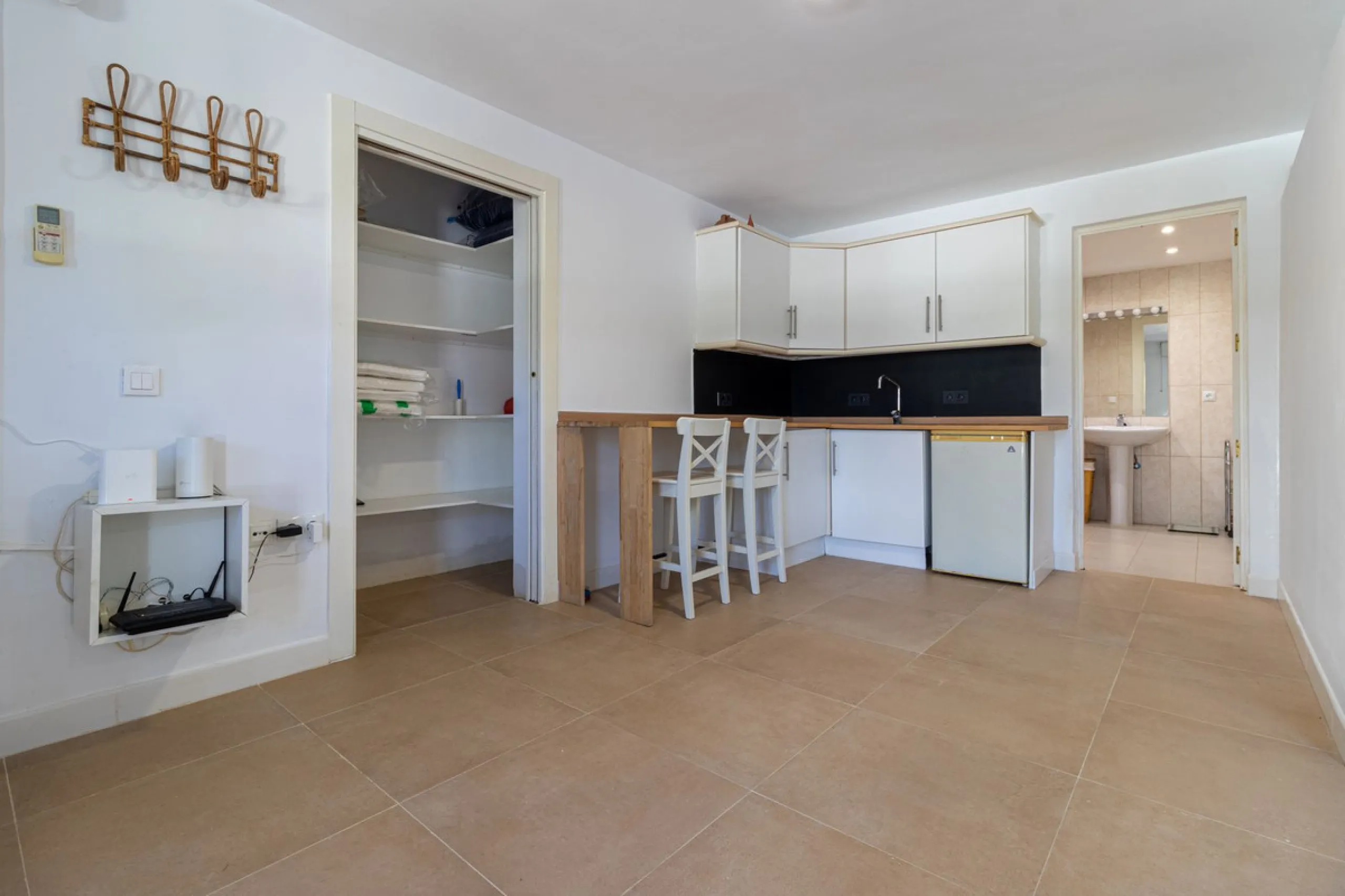 **Panoramic 6-Bedroom Villa with Protected Green Border & 2,100 m² Plot – El Higuerón / El Majadal**