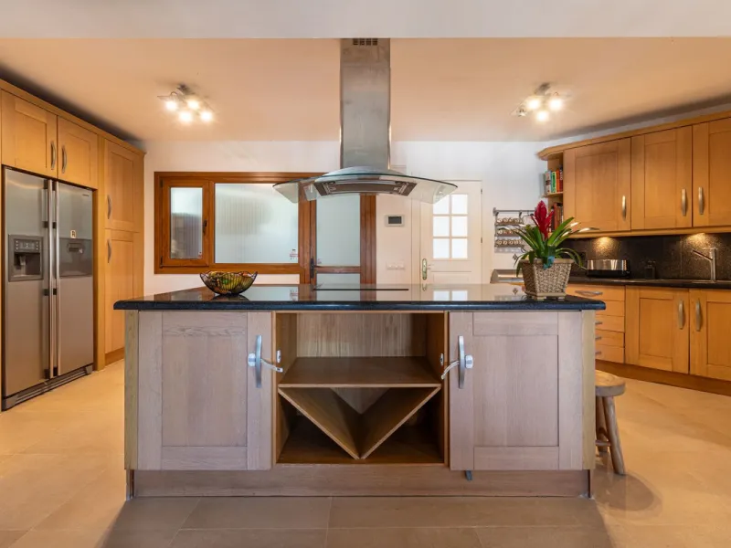 **Panoramic 6-Bedroom Villa with Protected Green Border & 2,100 m² Plot – El Higuerón / El Majadal**