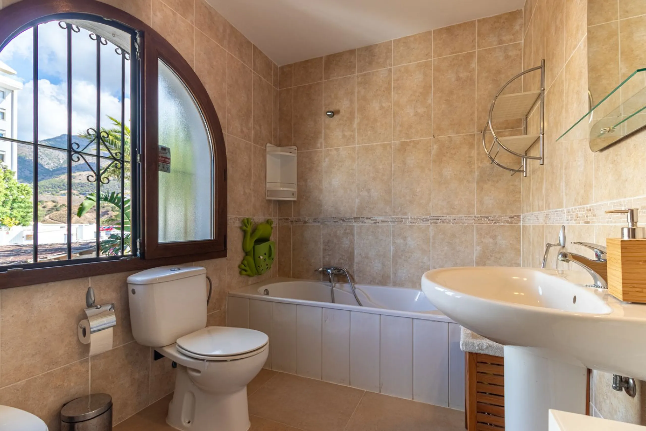 **Panoramic 6-Bedroom Villa with Protected Green Border & 2,100 m² Plot – El Higuerón / El Majadal**