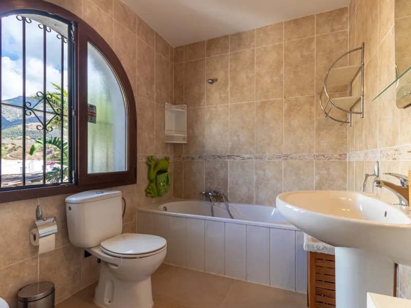 **Panoramic 6-Bedroom Villa with Protected Green Border & 2,100 m² Plot – El Higuerón / El Majadal**