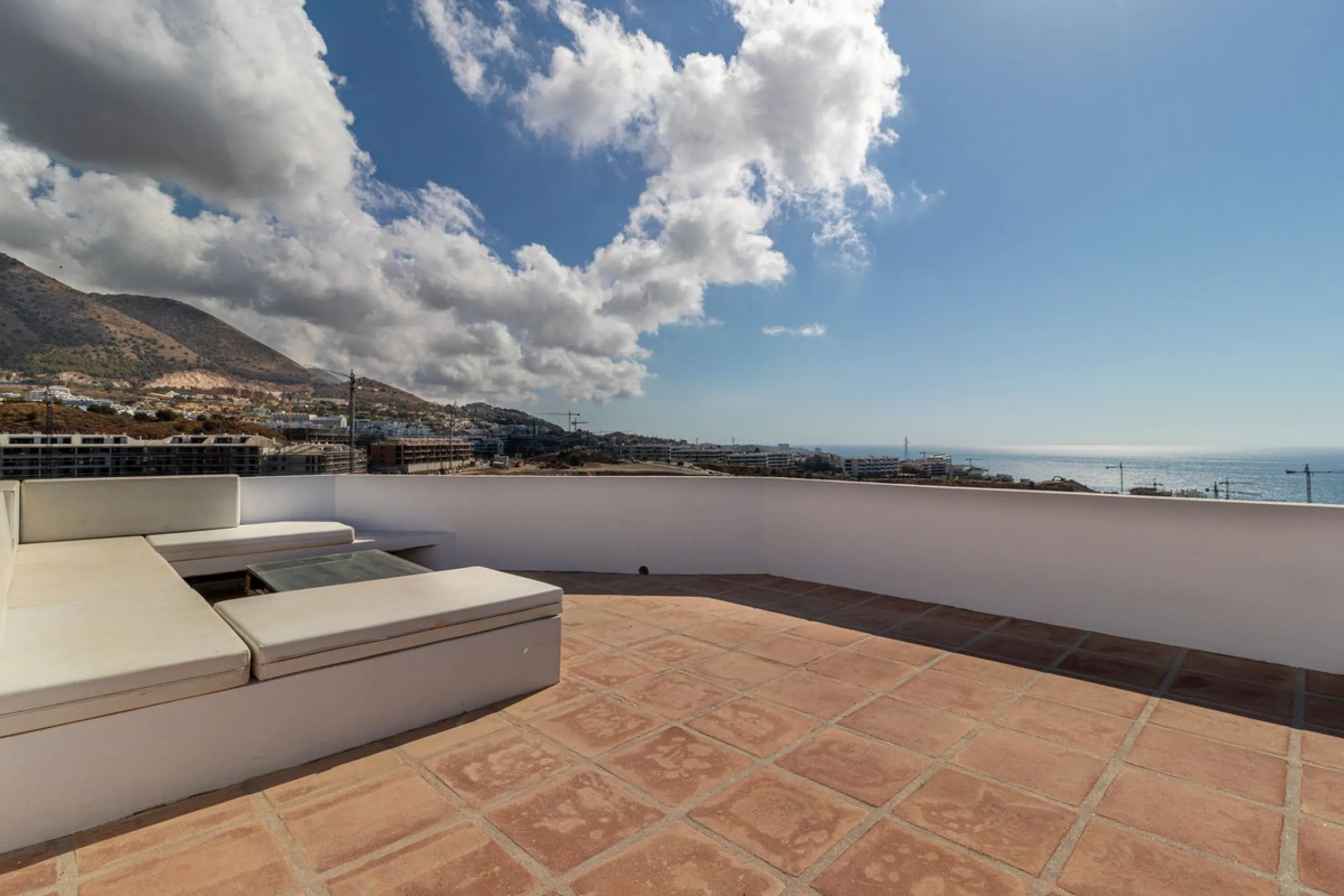 **Panoramic 6-Bedroom Villa with Protected Green Border & 2,100 m² Plot – El Higuerón / El Majadal**