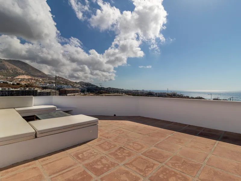 **Panoramic 6-Bedroom Villa with Protected Green Border & 2,100 m² Plot – El Higuerón / El Majadal**