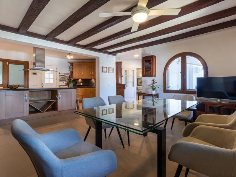 **Panoramic 6-Bedroom Villa with Protected Green Border & 2,100 m² Plot – El Higuerón / El Majadal**