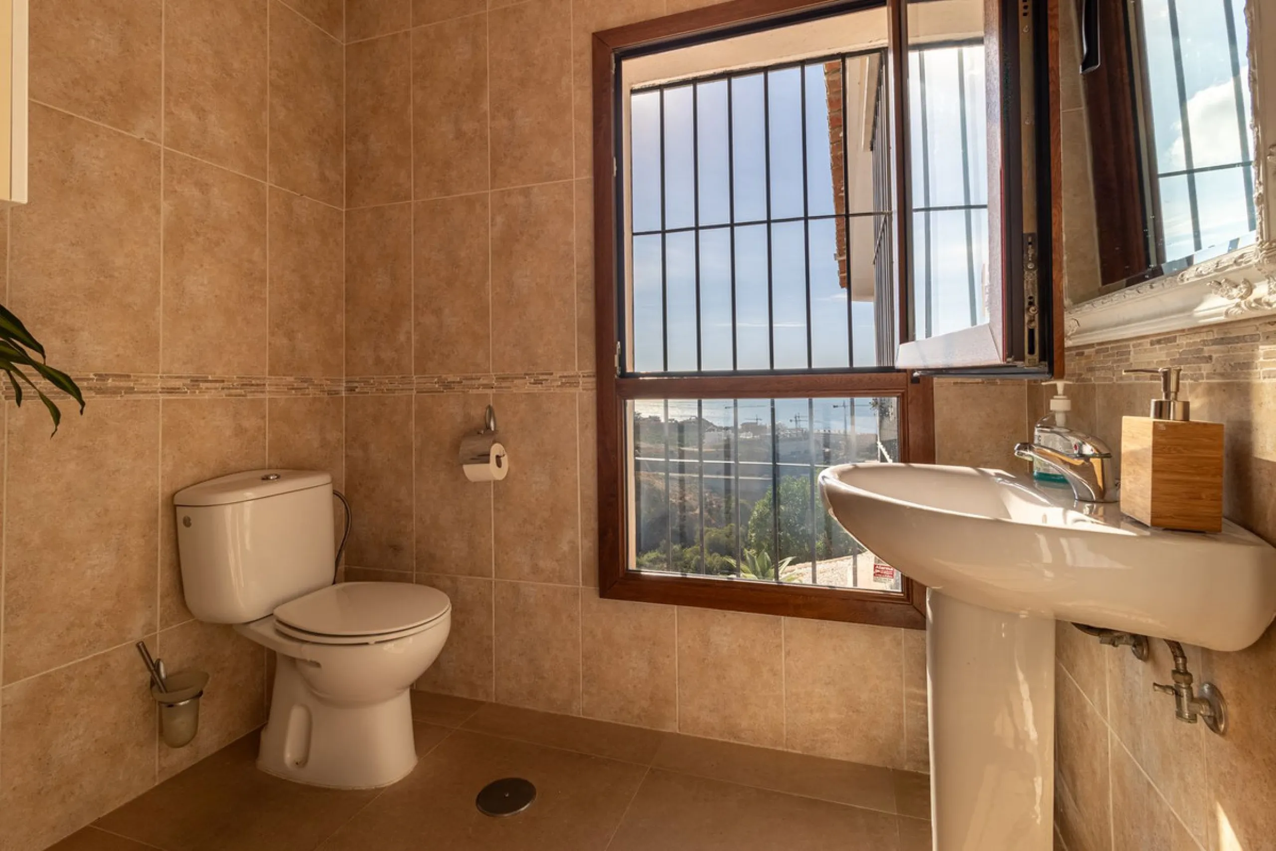 **Panoramic 6-Bedroom Villa with Protected Green Border & 2,100 m² Plot – El Higuerón / El Majadal**
