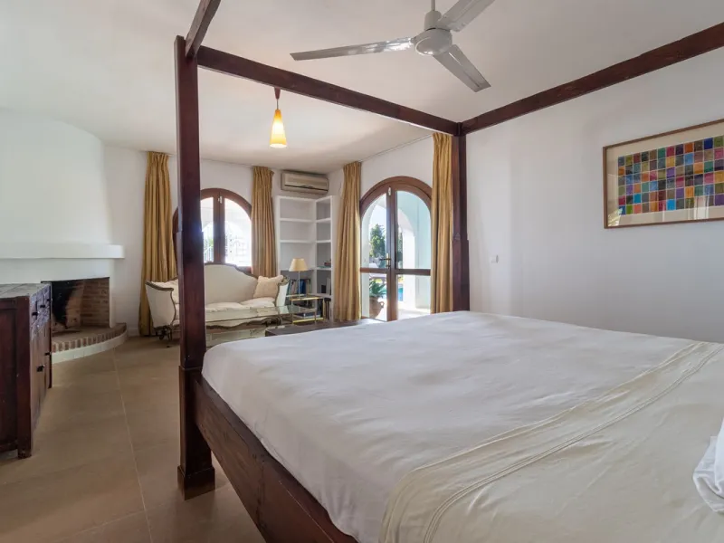 **Panoramic 6-Bedroom Villa with Protected Green Border & 2,100 m² Plot – El Higuerón / El Majadal**