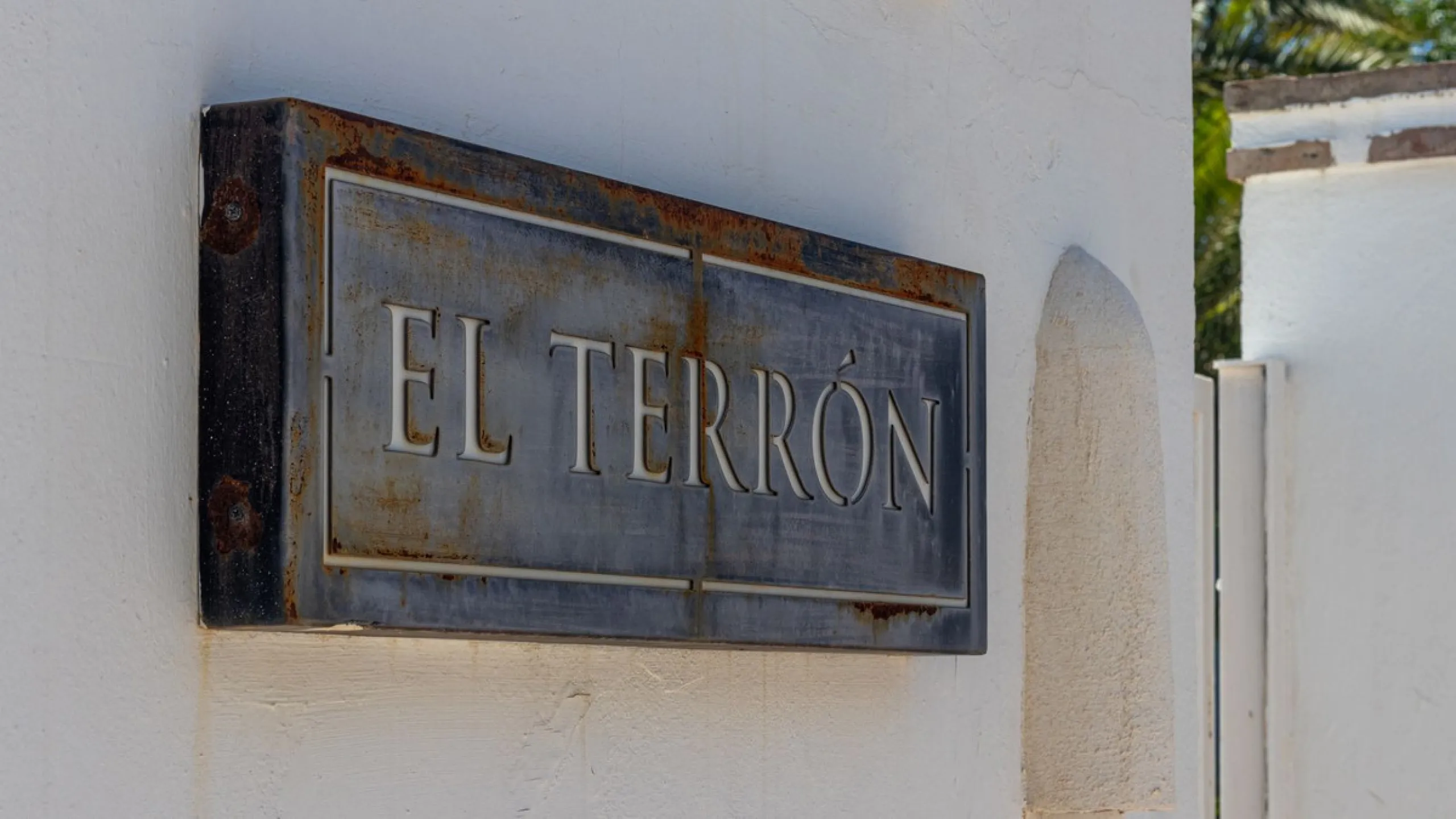 **Panoramic 6-Bedroom Villa with Protected Green Border & 2,100 m² Plot – El Higuerón / El Majadal**