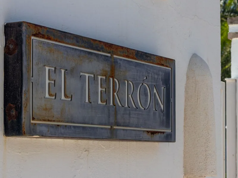 **Panoramic 6-Bedroom Villa with Protected Green Border & 2,100 m² Plot – El Higuerón / El Majadal**