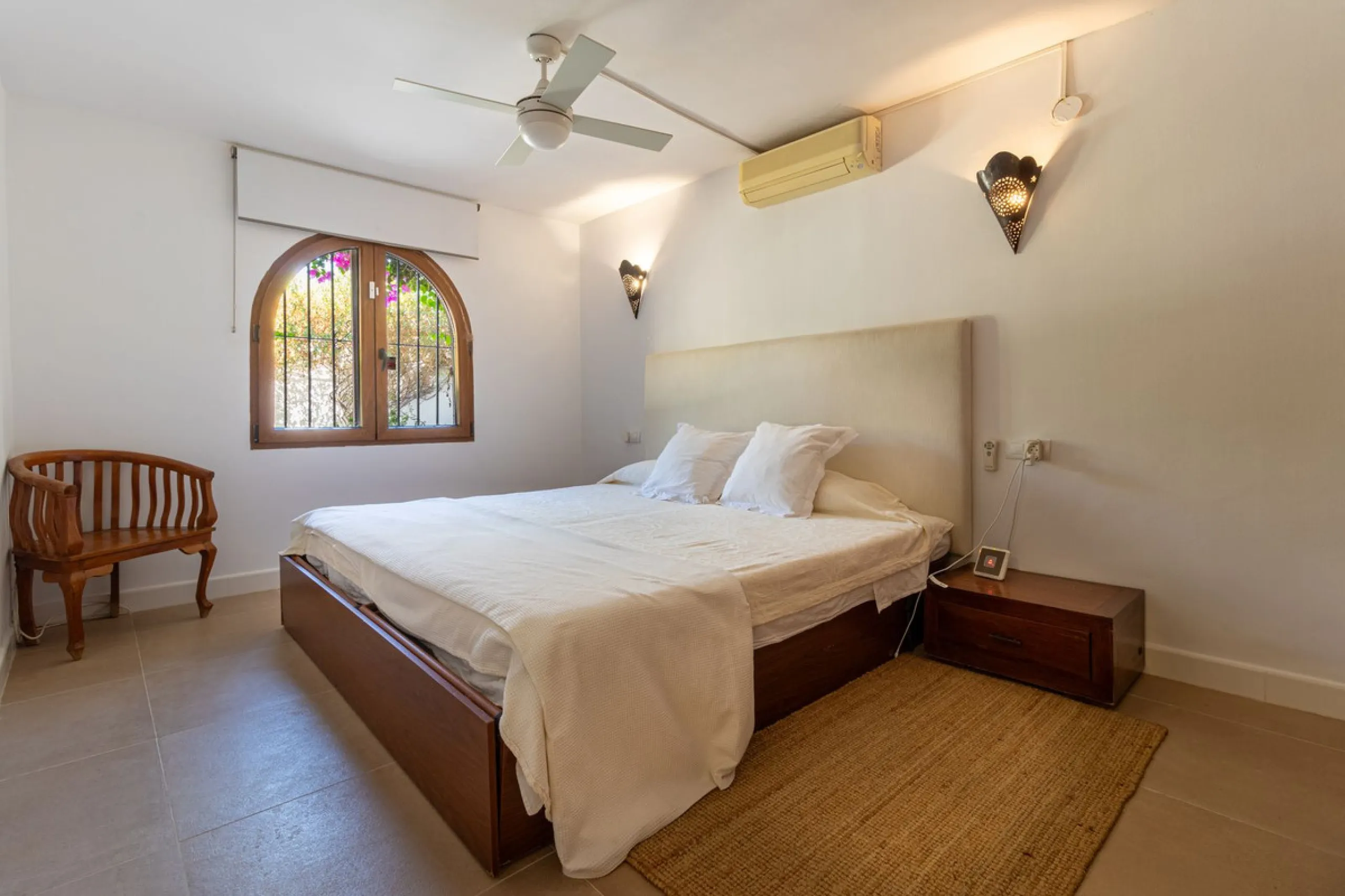 **Panoramic 6-Bedroom Villa with Protected Green Border & 2,100 m² Plot – El Higuerón / El Majadal**