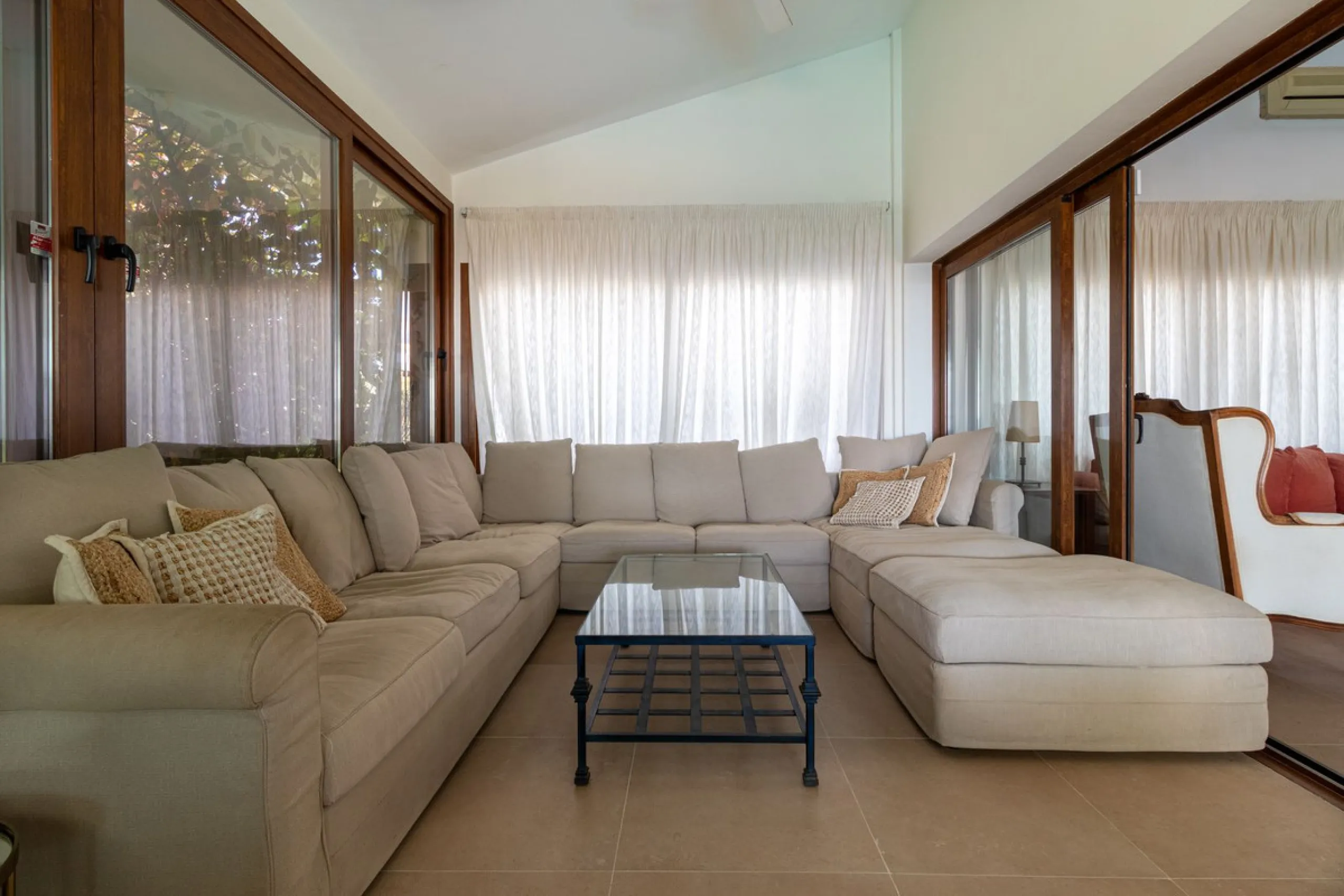 **Panoramic 6-Bedroom Villa with Protected Green Border & 2,100 m² Plot – El Higuerón / El Majadal**