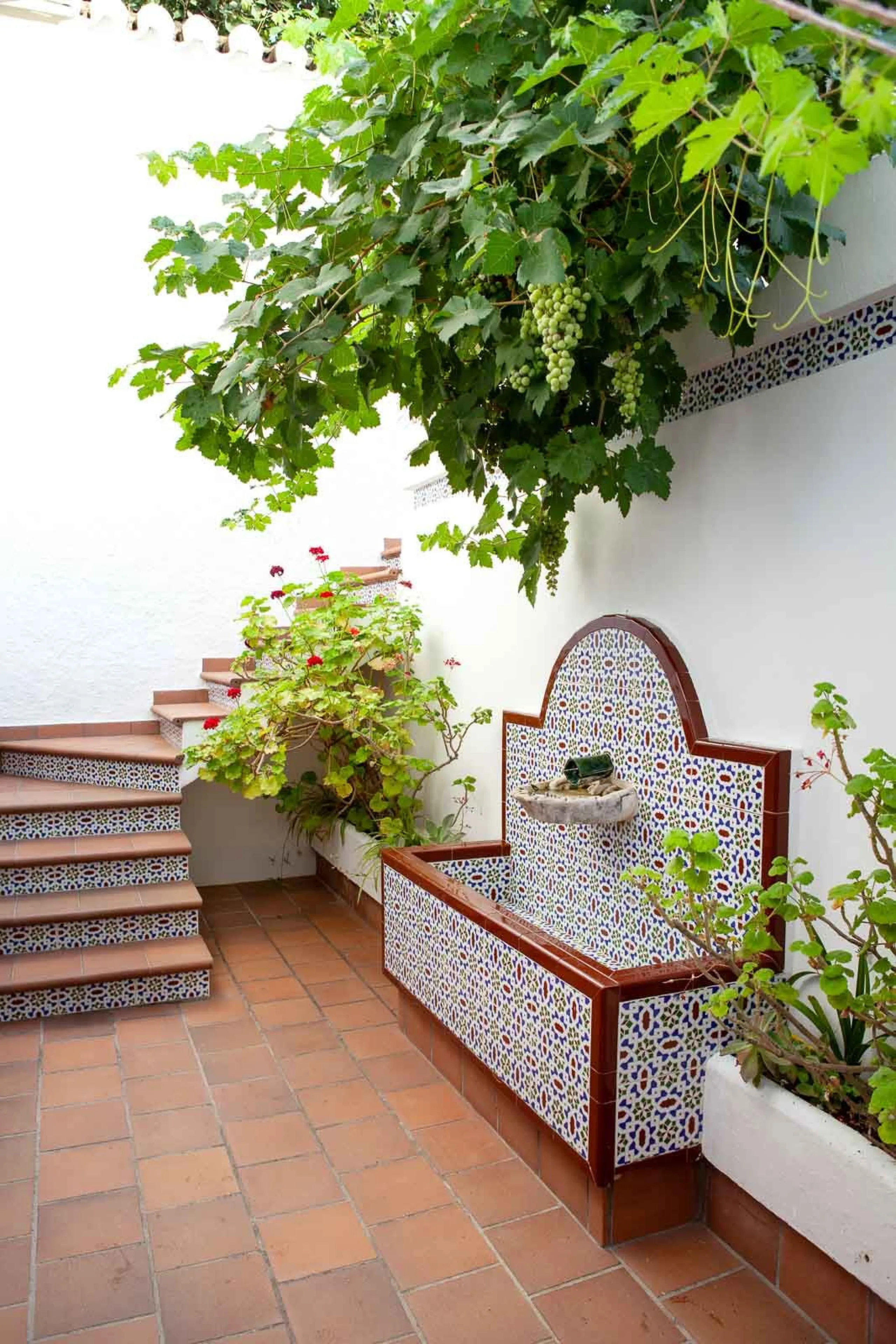 In the charming village of Serrato, this impressive "casa señorial" is offered for sale, boasting over 300 m² of built space on a 500 m² plot. A unique opportunity for those seeking a combination of elegance, comfort, and privacy.