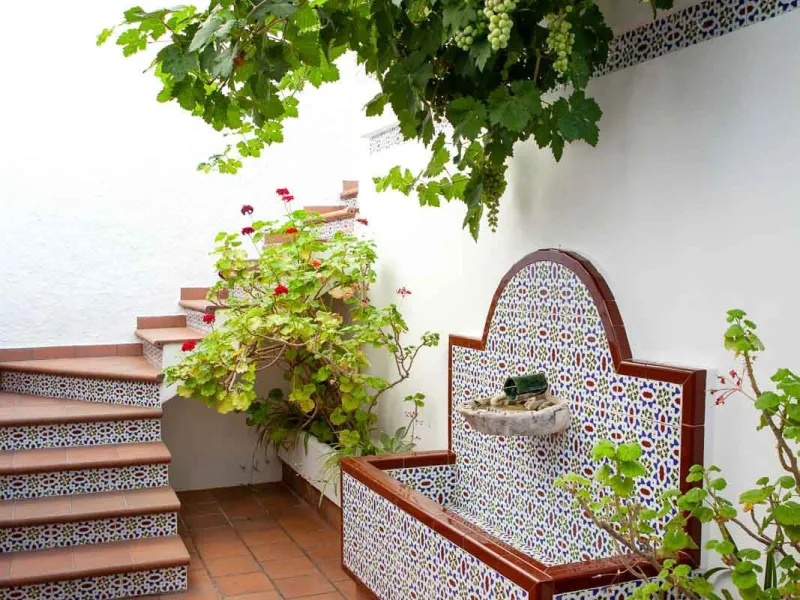 In the charming village of Serrato, this impressive "casa señorial" is offered for sale, boasting over 300 m² of built space on a 500 m² plot. A unique opportunity for those seeking a combination of elegance, comfort, and privacy.