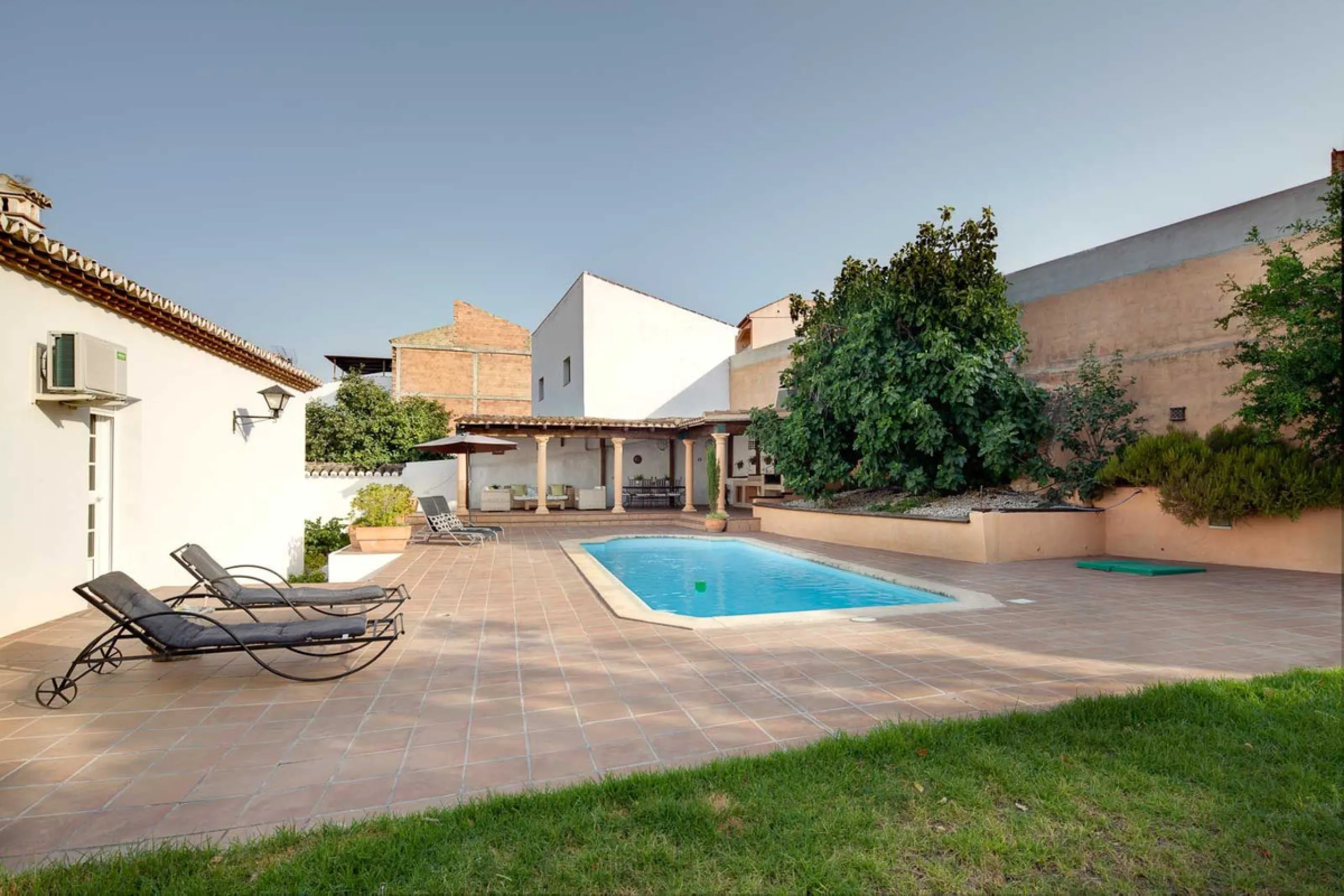 In the charming village of Serrato, this impressive "casa señorial" is offered for sale, boasting over 300 m² of built space on a 500 m² plot. A unique opportunity for those seeking a combination of elegance, comfort, and privacy.