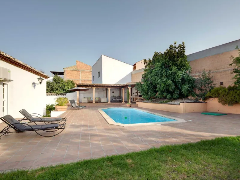 In the charming village of Serrato, this impressive "casa señorial" is offered for sale, boasting over 300 m² of built space on a 500 m² plot. A unique opportunity for those seeking a combination of elegance, comfort, and privacy.