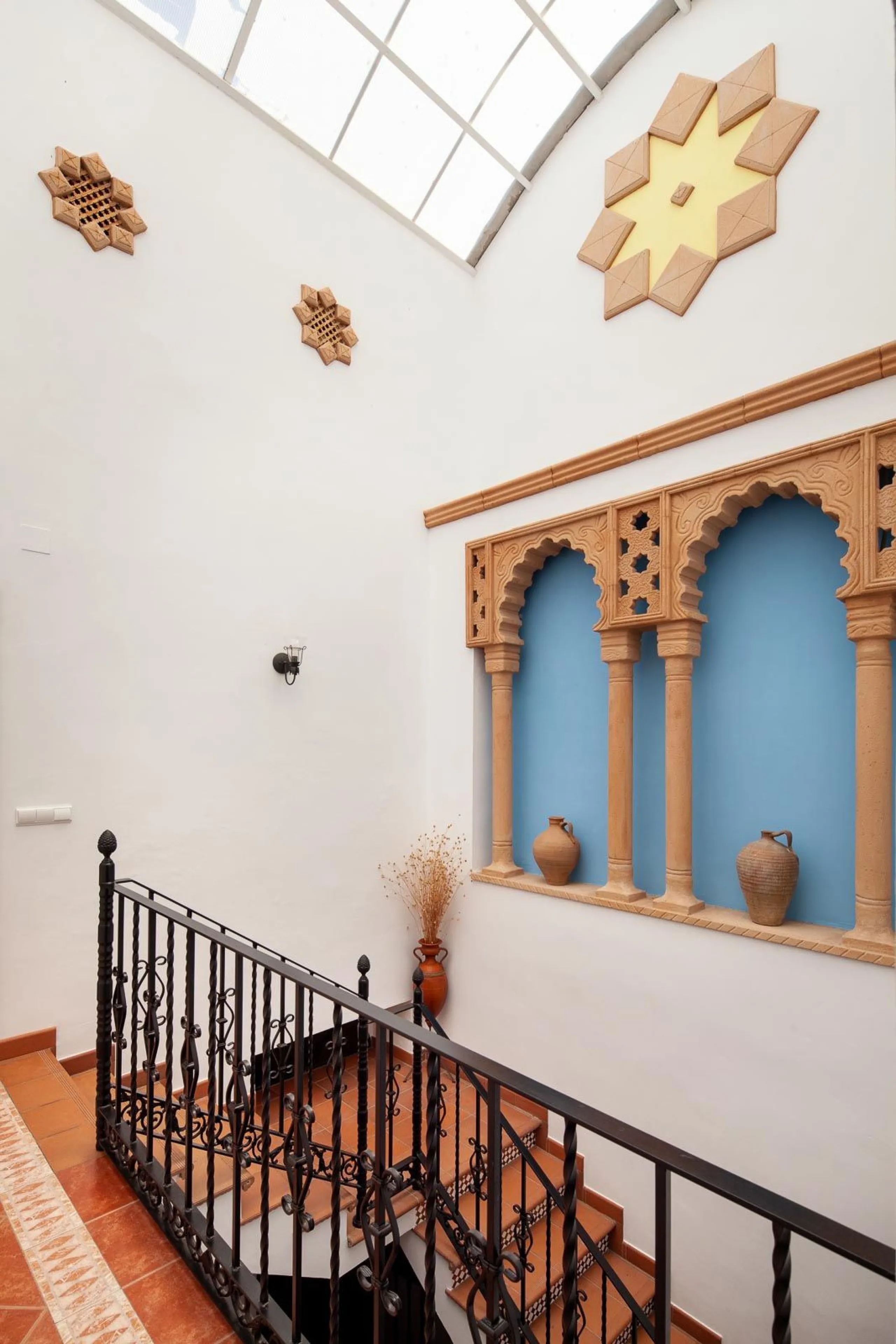 In the charming village of Serrato, this impressive "casa señorial" is offered for sale, boasting over 300 m² of built space on a 500 m² plot. A unique opportunity for those seeking a combination of elegance, comfort, and privacy.