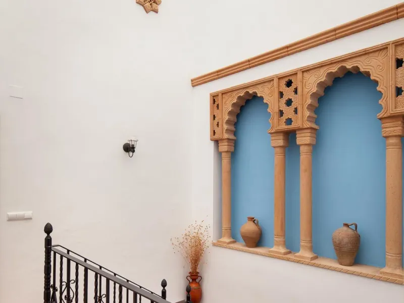 In the charming village of Serrato, this impressive "casa señorial" is offered for sale, boasting over 300 m² of built space on a 500 m² plot. A unique opportunity for those seeking a combination of elegance, comfort, and privacy.